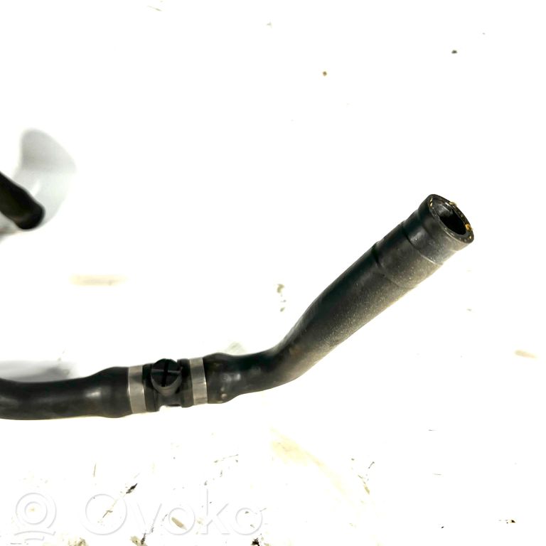 Caurulīte (-es) / šļūtene (-es)