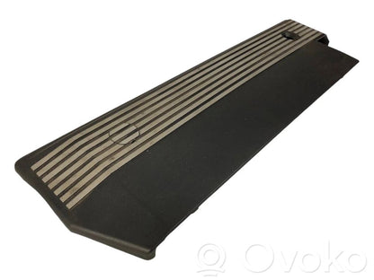 Engine cover (decorative trim)