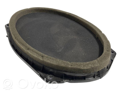 Skaļrunis (-i) priekšējās durvīs