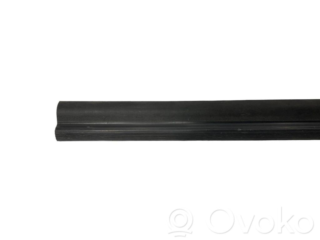 Priekšējā sliekšņa dekoratīvā apdare (iekšējā)