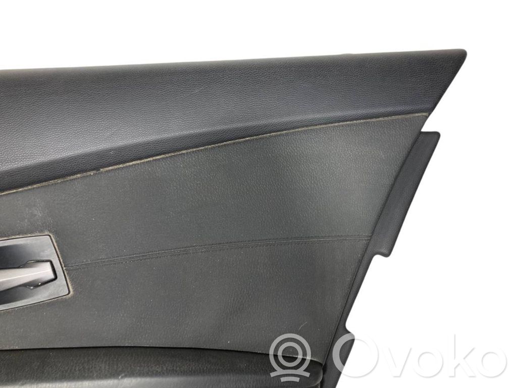 Apšuvums aizmugurējām durvīm