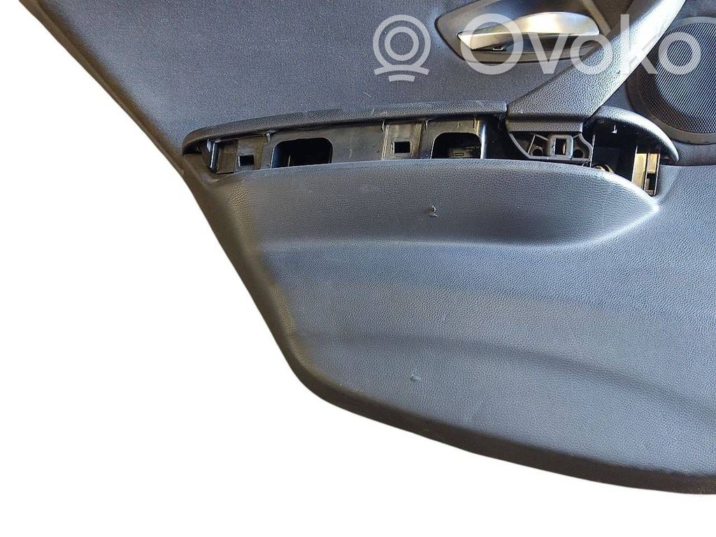 Apšuvums aizmugurējām durvīm