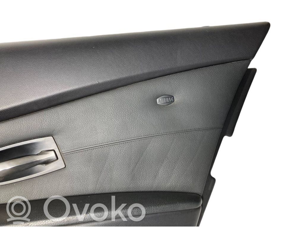 Apšuvums aizmugurējām durvīm