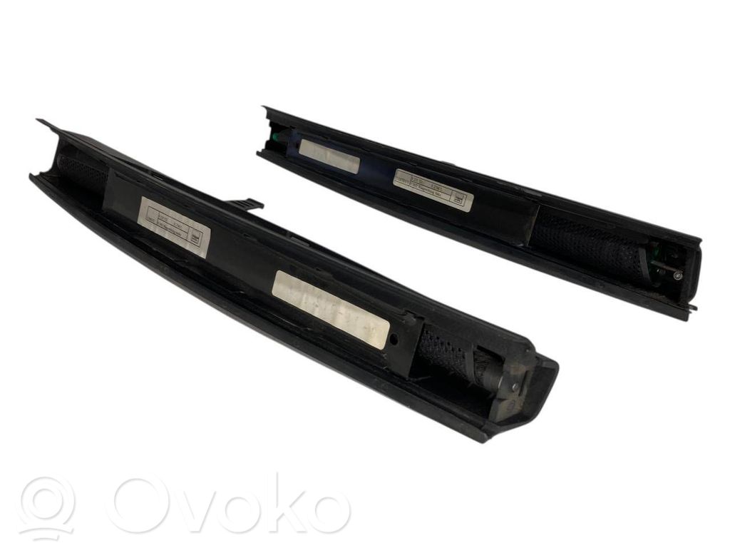 Aizmugurē logu aizkars