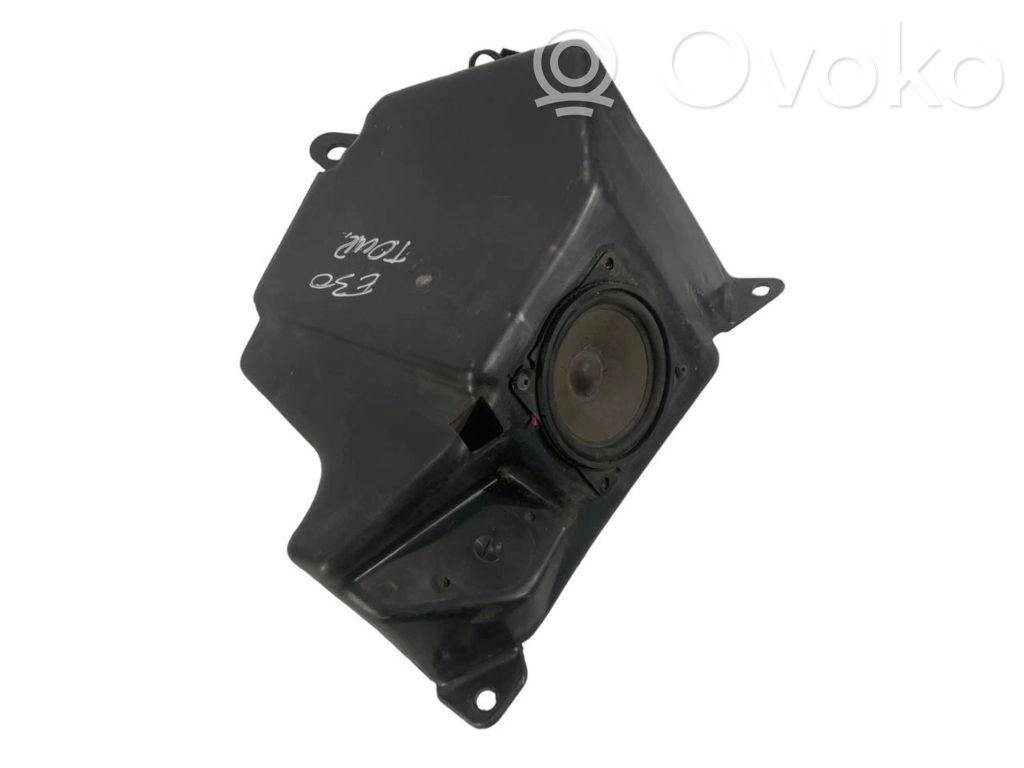 Skaļrunis (-i) aizmugurējā palodzē