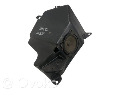 Skaļrunis (-i) aizmugurējā palodzē