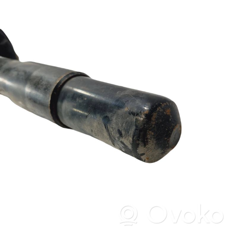 Priekšpusē amortizators ar atsperi