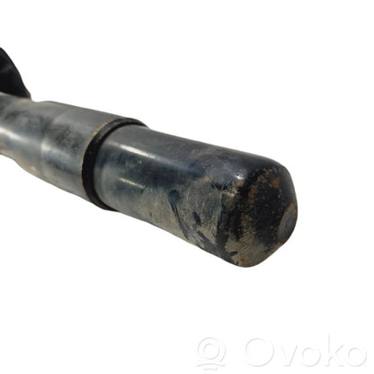 Priekšpusē amortizators ar atsperi