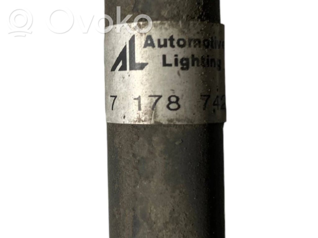 Lukturu mazgāšanas šķidruma trubiņa (-as)