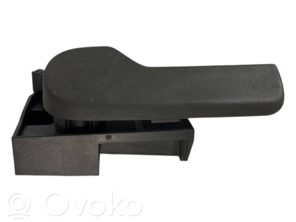 Dzinēja pārsega attaisīšanas rokturītis