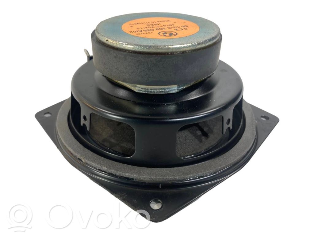 Skaļrunis (-i) aizmugurējā palodzē