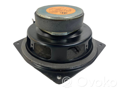 Skaļrunis (-i) aizmugurējā palodzē