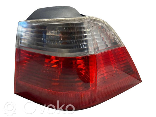 Aizmugurējais lukturis virsbūvē