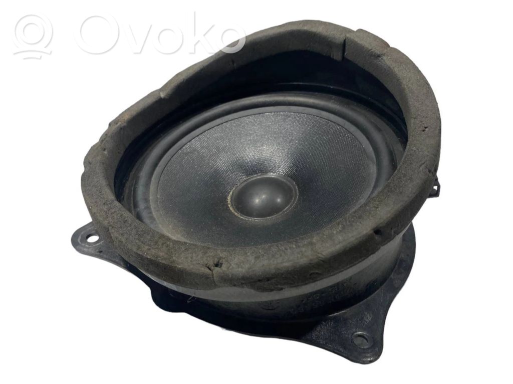 Skaļrunis (-i) pakaļējās durvīs