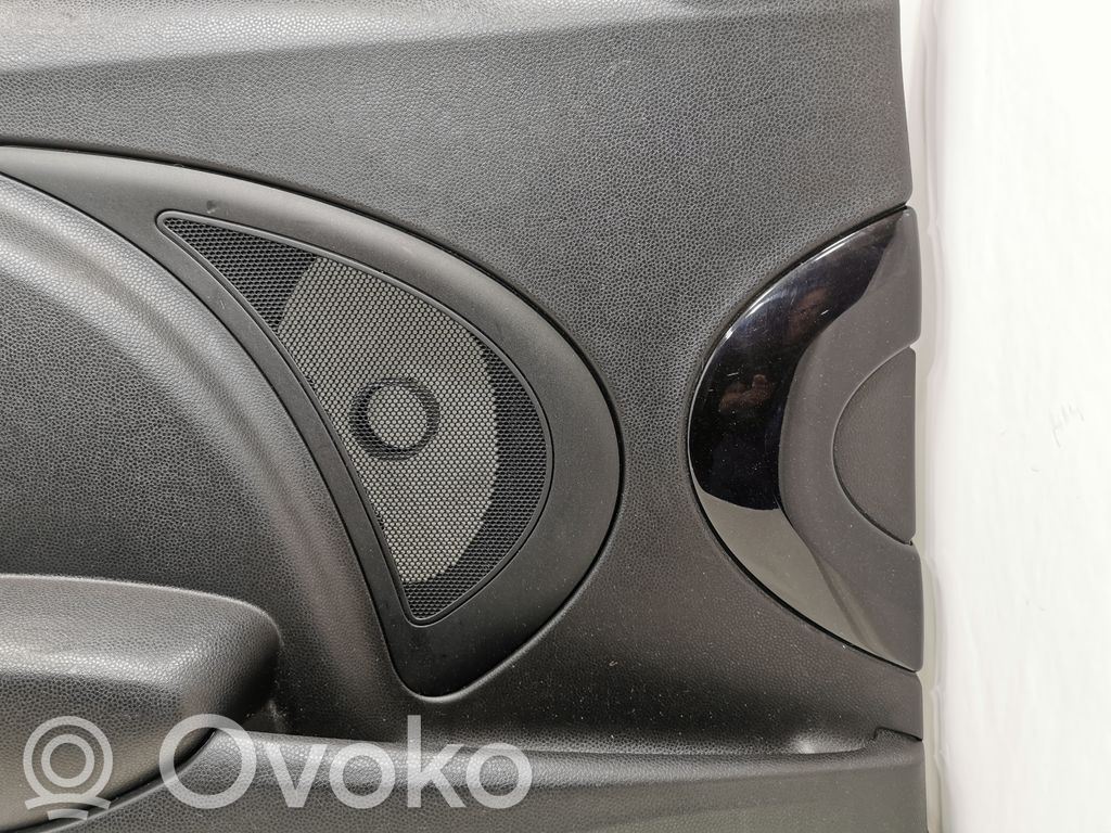 Apšuvums aizmugurējām durvīm