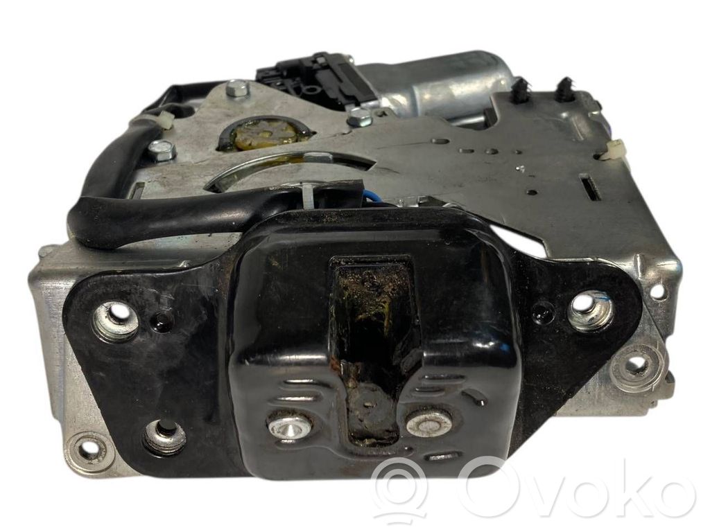 Aizmugurējā pārsega slēdzene