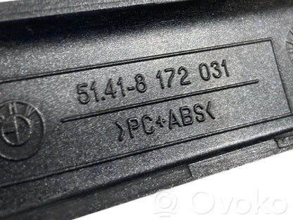 Priekšpusē dekoratīvās apdares lenta