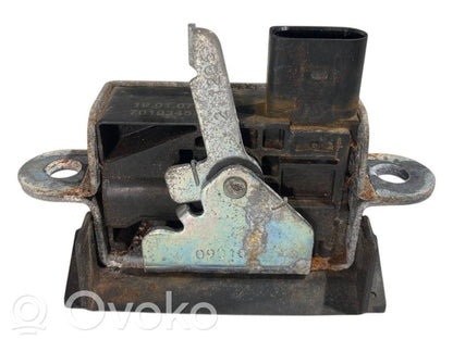 Aizmugurējā pārsega slēdzene