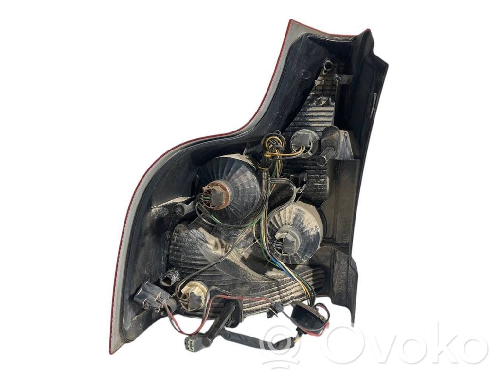 Aizmugurējais lukturis virsbūvē