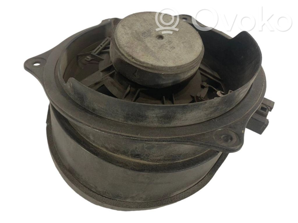 Динамик(и) в передней двери