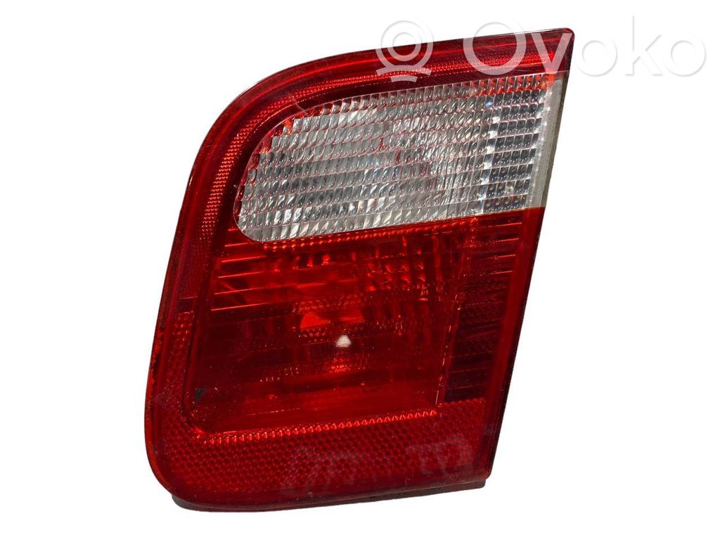 Aizmugurējais lukturis pārsegā