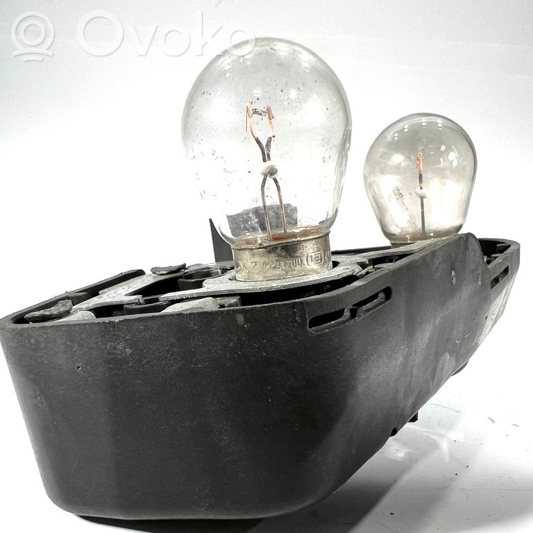 Aizmugures spuldzes vāka turētājs