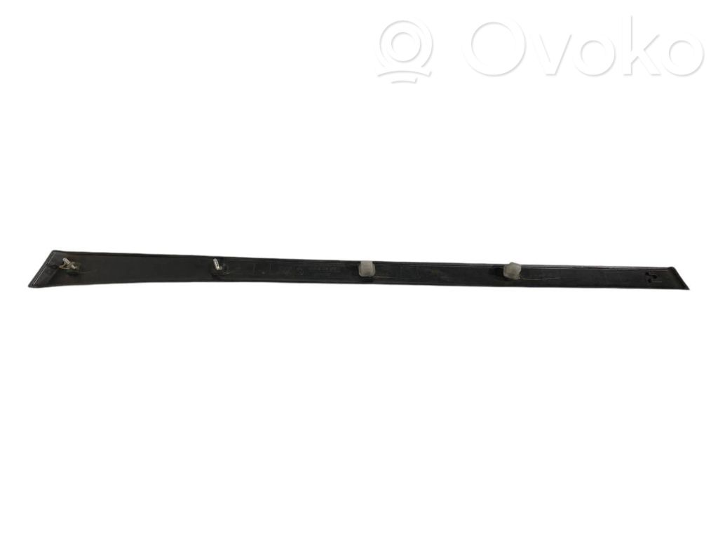 Priekšpusē dekoratīvās apdares lenta