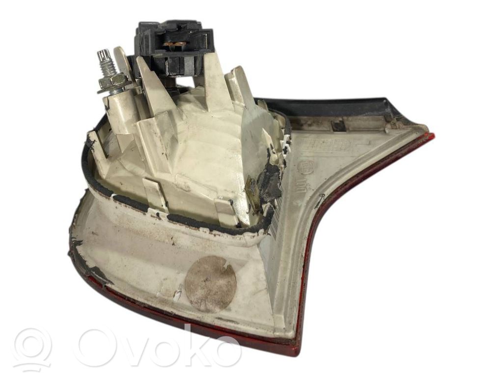 Aizmugurējais lukturis pārsegā