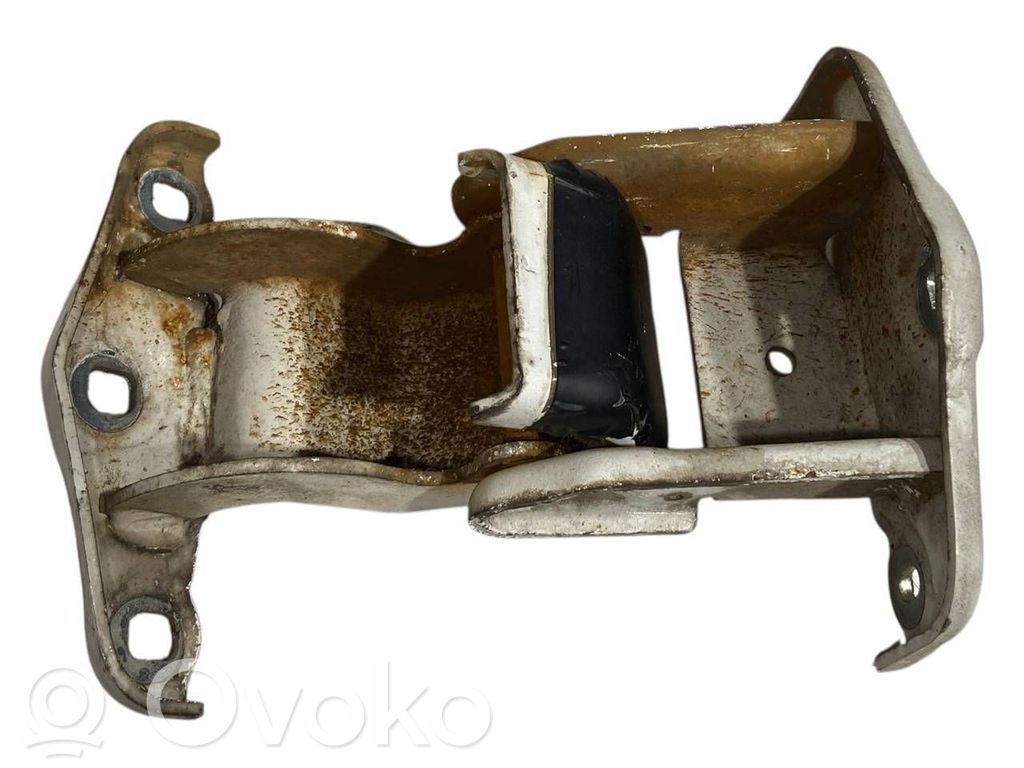 Aizmugurē augšējā vira (eņģe)