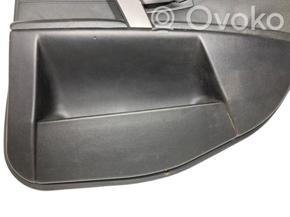 Apšuvums aizmugurējām durvīm