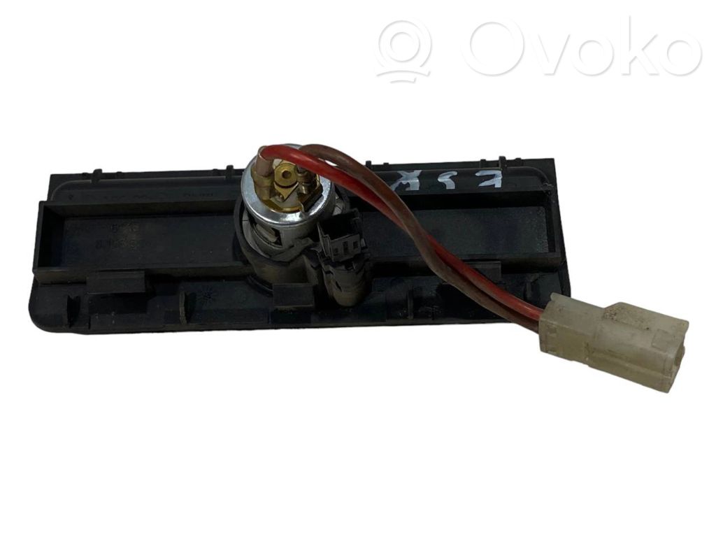 Cigarešu aizdedzināmais aizmugurē