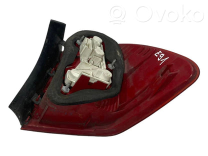 Aizmugurējais lukturis virsbūvē