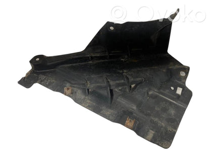 Под защитой двигателя (спереди)