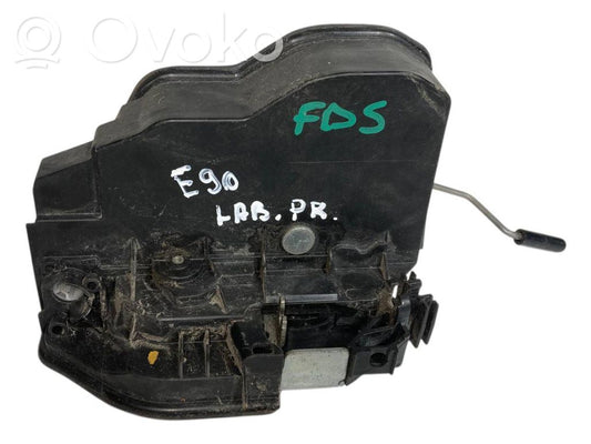 Priekšpusē slēdzene