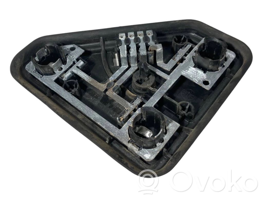 Держатель крышки заднего фонаря