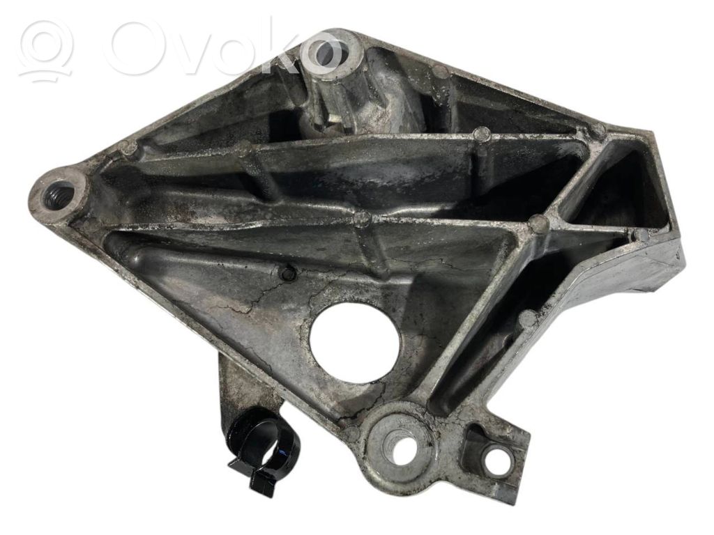 Engine mounting bracket