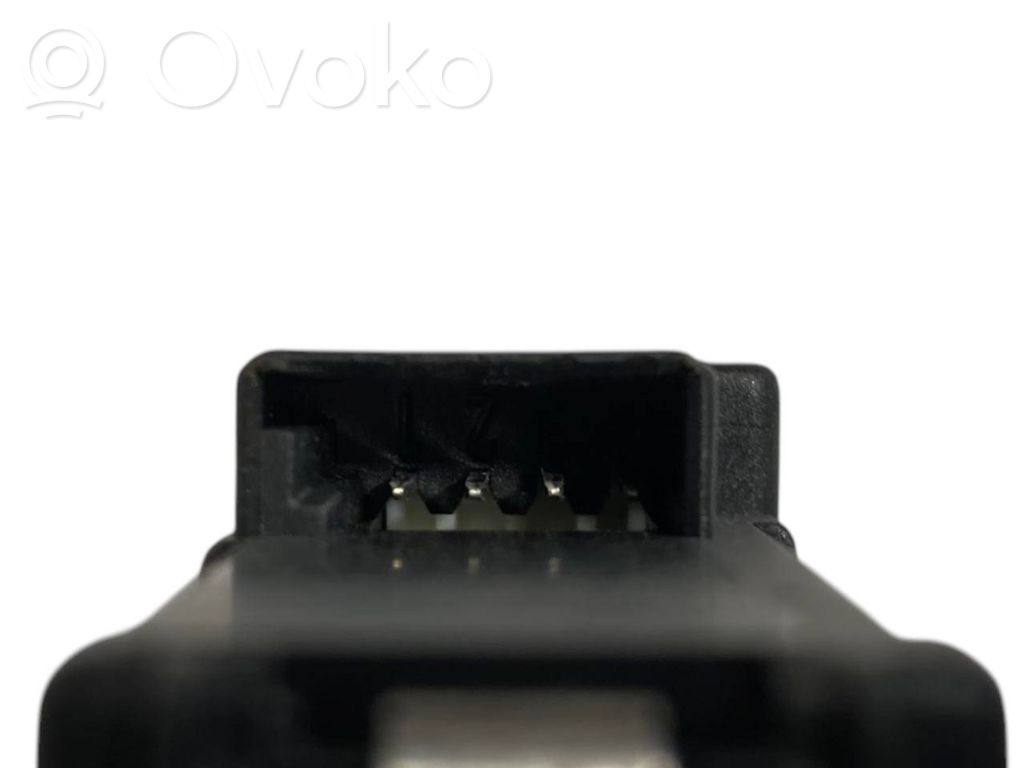 Aizmugures durvju atvēršanas slēdzis