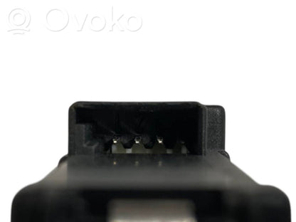 Aizmugures durvju atvēršanas slēdzis