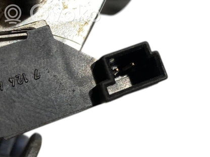 Aizvēršanas rokturis (aizmugurējā pārsega)