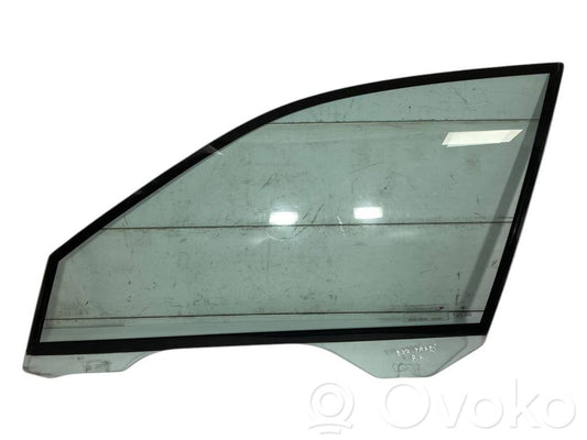 priekšējo durvju stikls (četrdurvju mašīnai)