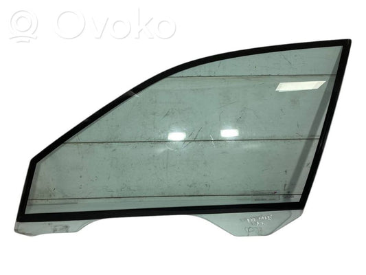 priekšējo durvju stikls (četrdurvju mašīnai)