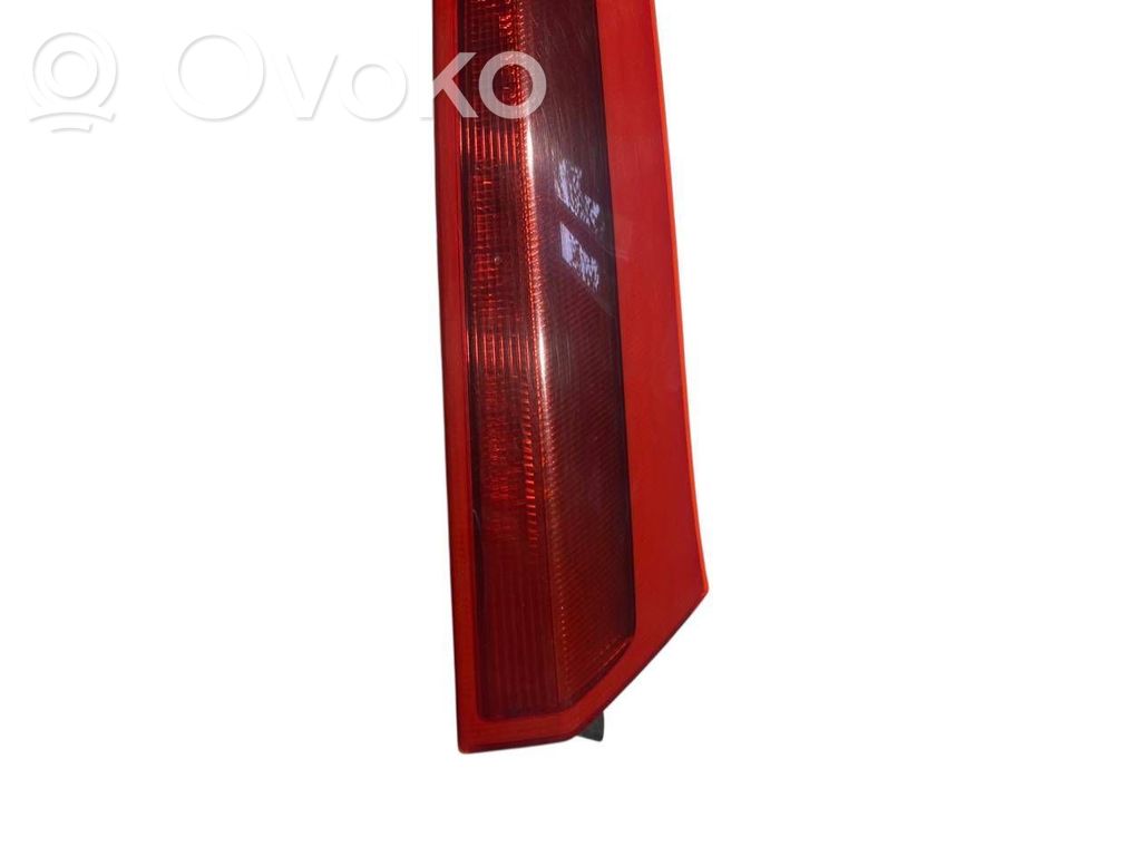 Aizmugurējais lukturis virsbūvē