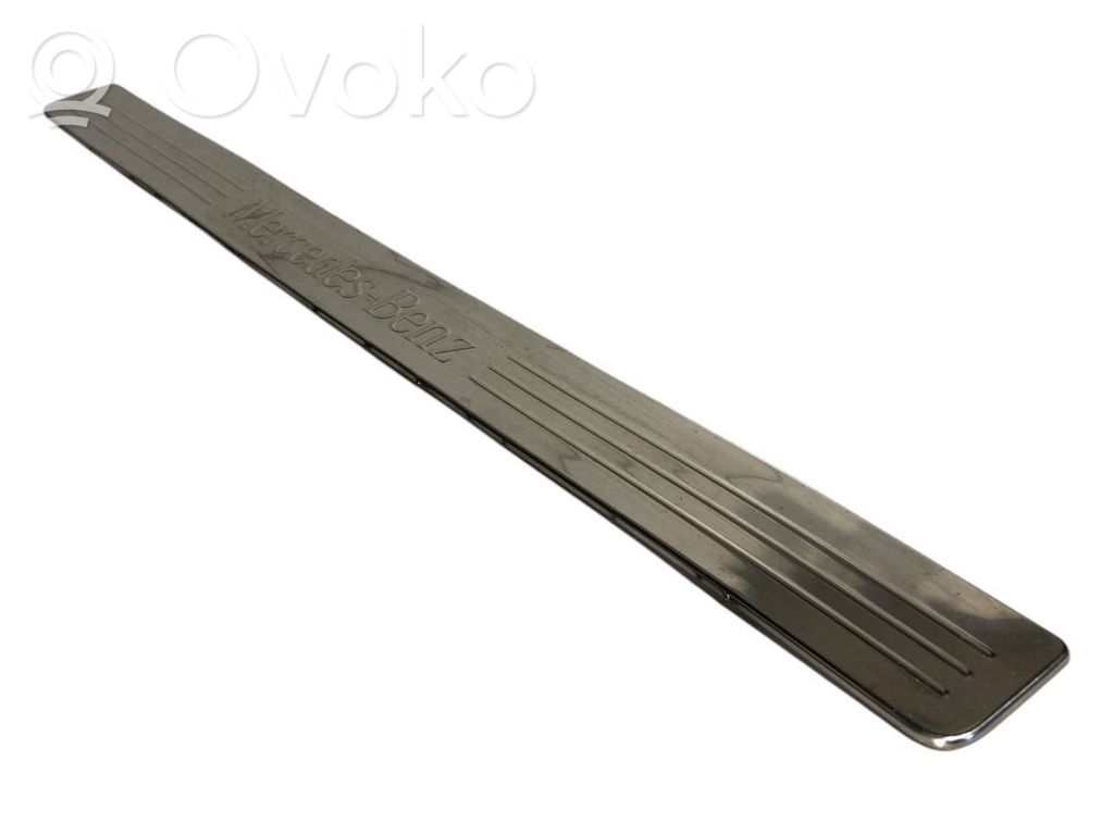 Priekšējā sliekšņa dekoratīvā apdare (iekšējā)