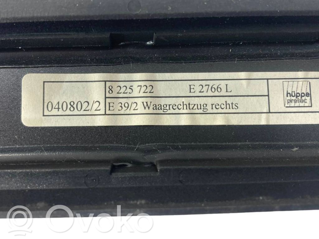 Aizmugurē logu aizkars