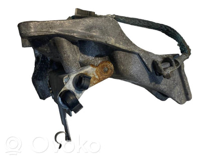 Engine mounting bracket