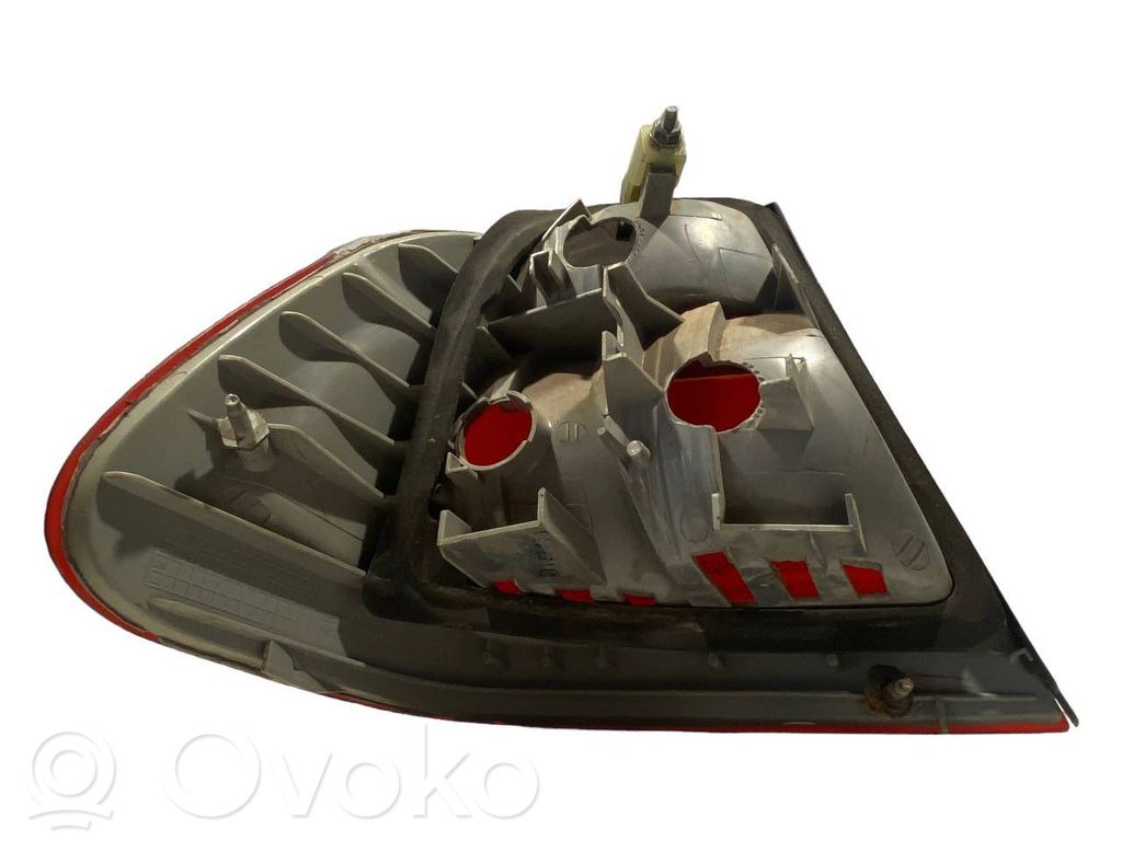 Aizmugurējais lukturis virsbūvē