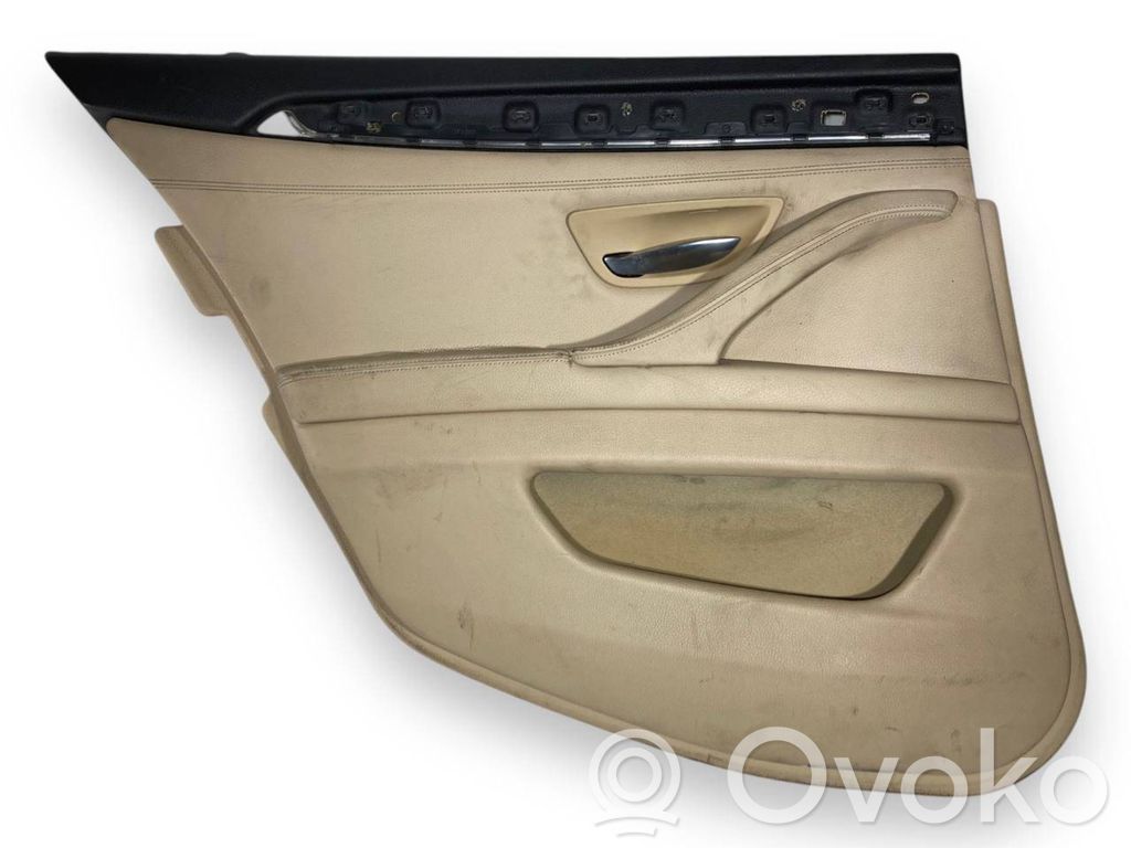 Apšuvums aizmugurējām durvīm