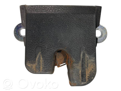 Aizmugurējā pārsega slēdzene