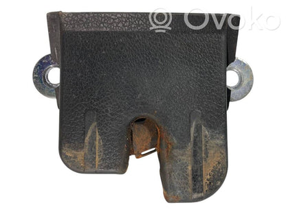 Aizmugurējā pārsega slēdzene