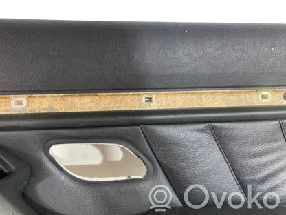 Apšuvums aizmugurējām durvīm